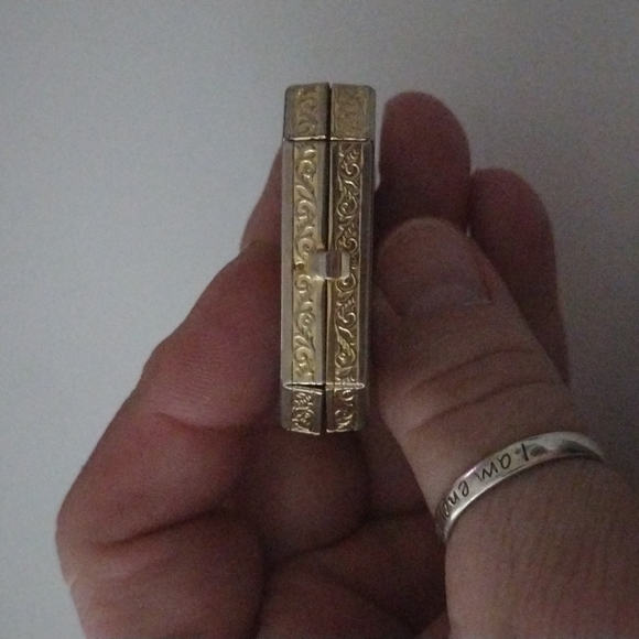 Vintage Avon Gold Tone Box W/ Needle Point Decoration - Picture 4 of 5